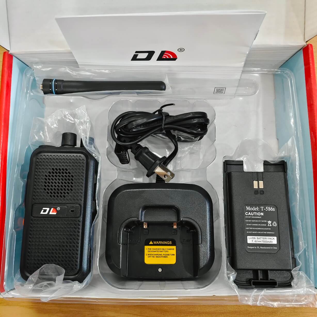 Bộ đàm DL T-586s công suất 5W, pin khủng 7500mAh dùng cực lâu, liên lạc ổn định 300m-2km. Thiết bị liên lạc lý tưởng cho nhà hàng, quán ăn, khách sạn, kho nhỏ. Giá tốt, giao hàng toàn quốc
